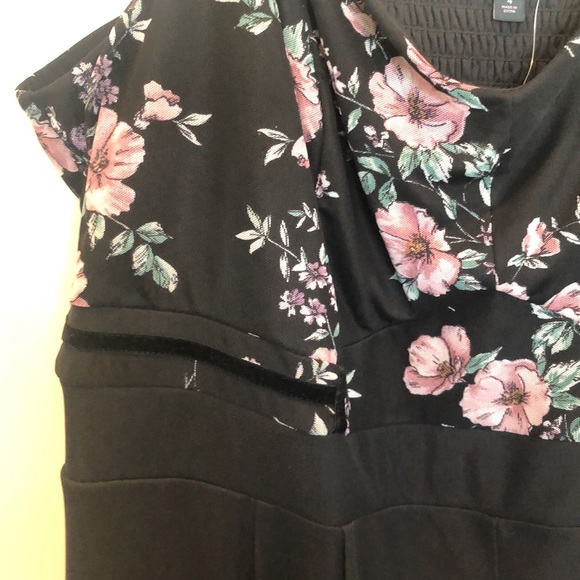 Torrid Women’s Size 4 Black and Floral Jumpsuit NWT - Picture 3 of 11